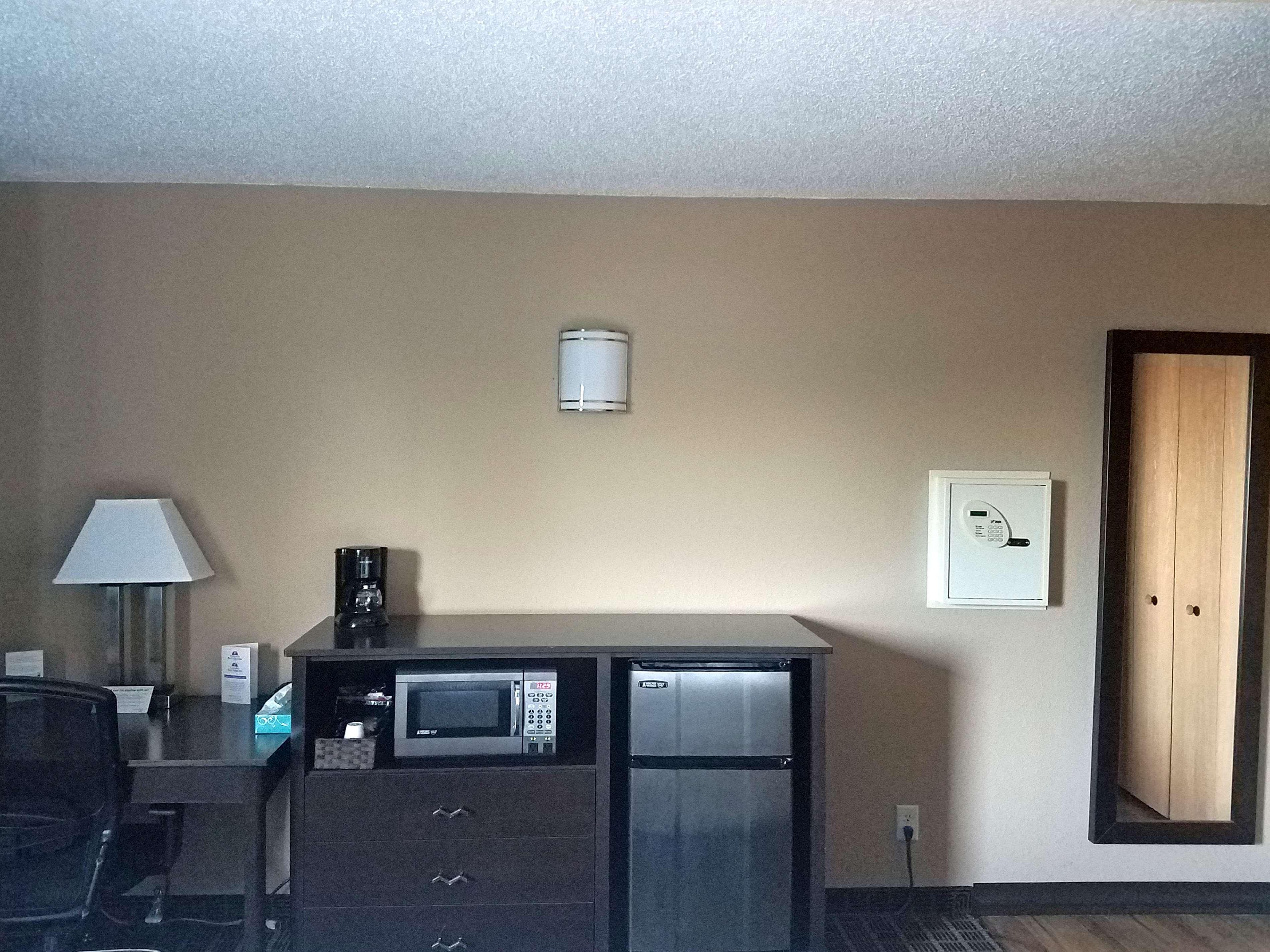 Americas Best Value Inn And Suites Bismarck Esterno foto