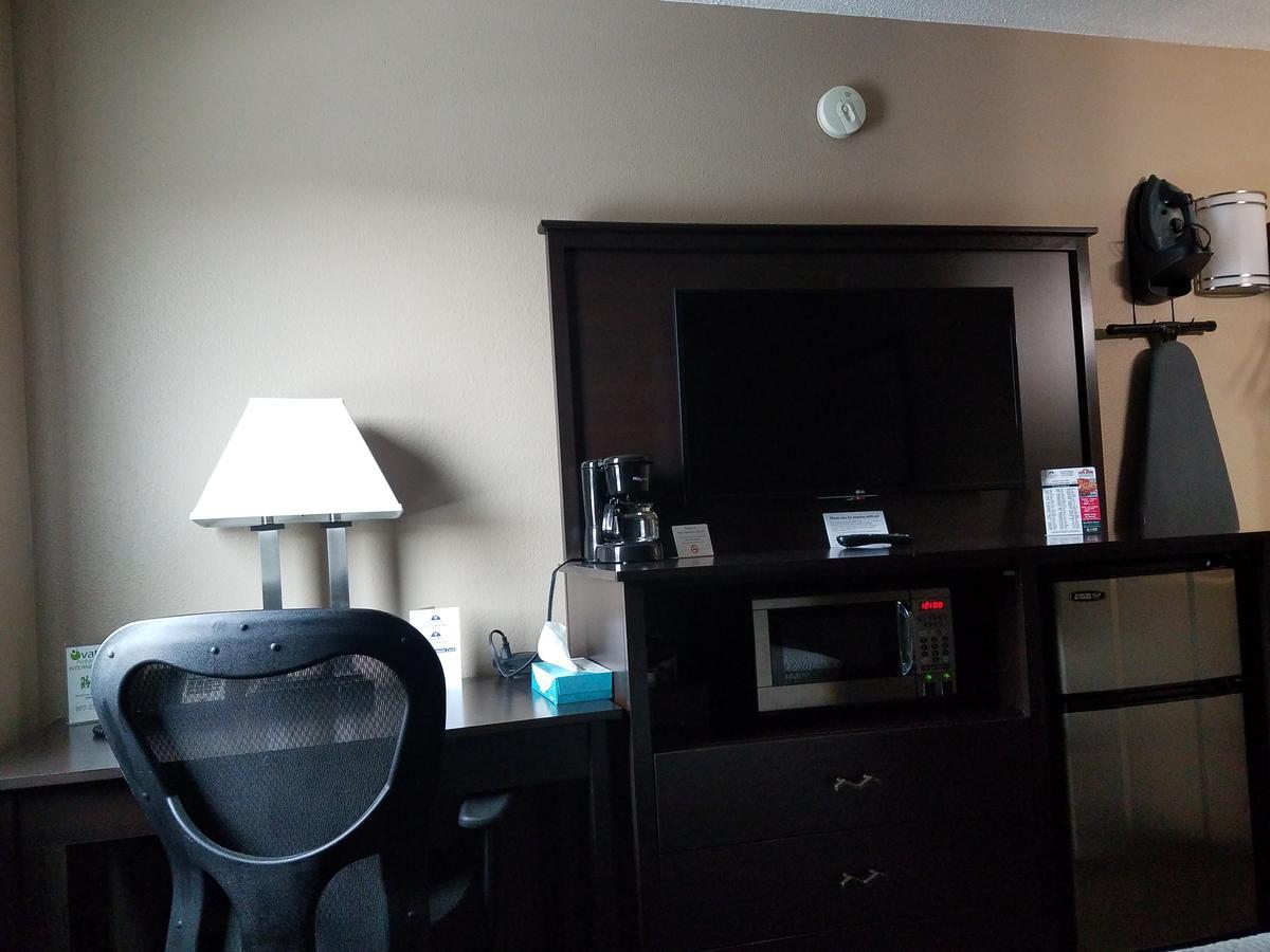 Americas Best Value Inn And Suites Bismarck Esterno foto