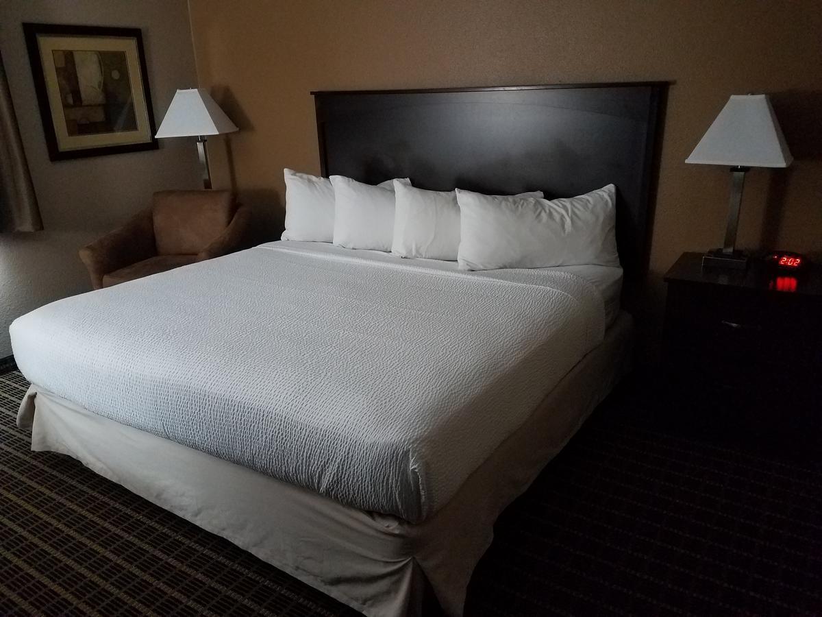Americas Best Value Inn And Suites Bismarck Esterno foto